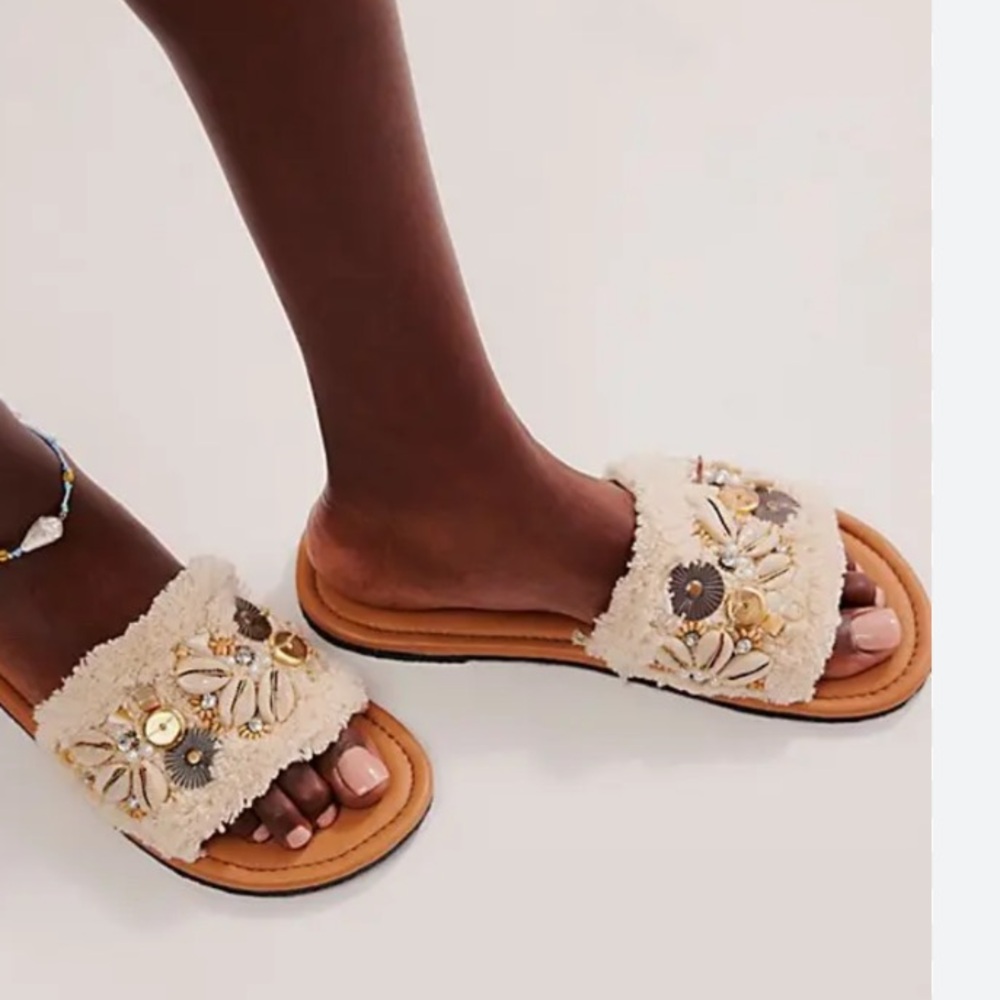 Shipwreck Shell Slide Sandal
COLOR- Ivory
NWT
Free People